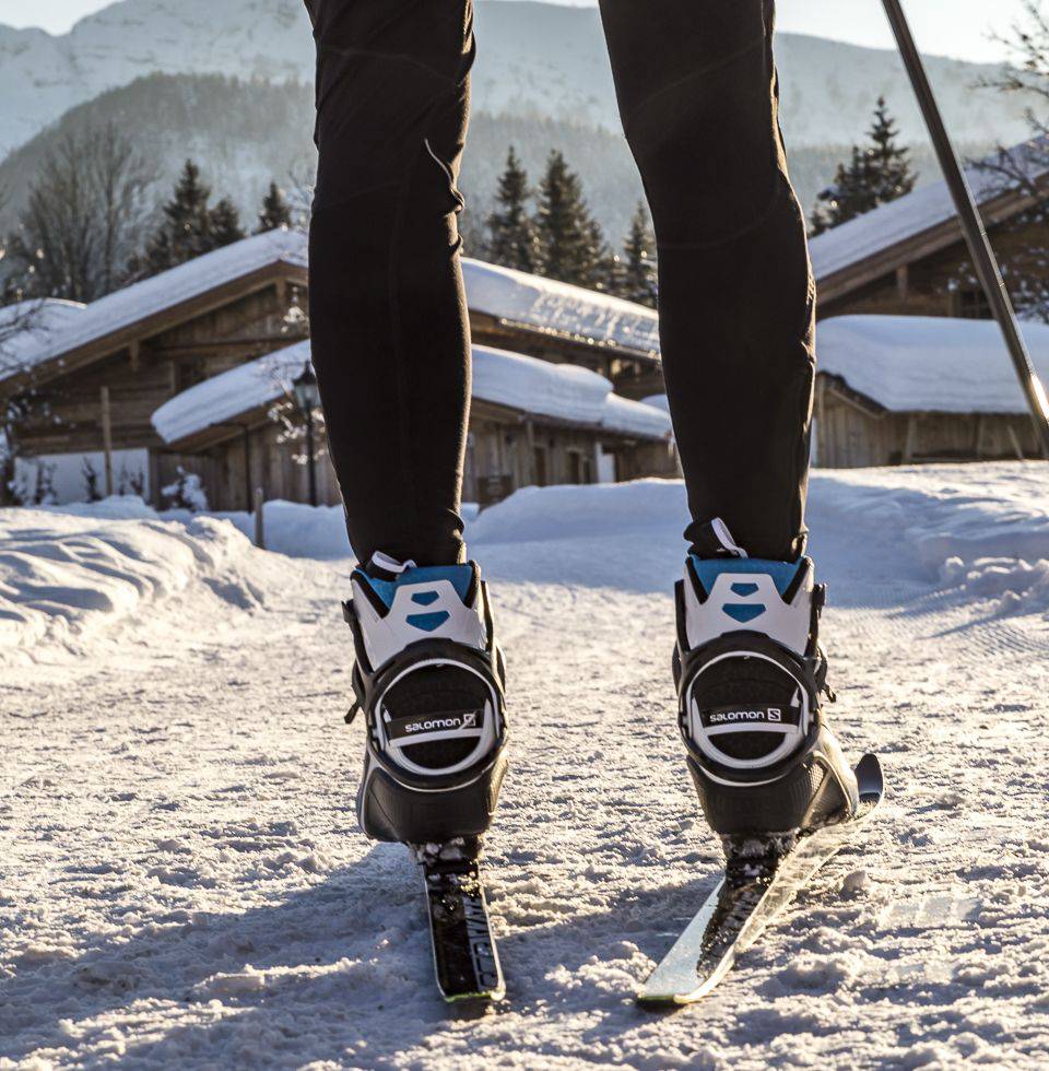 Aufnahme von den Beinen und den Langlaufskiern eines Mannes, der seinen Langlaufurlaub in Bayern verbringt