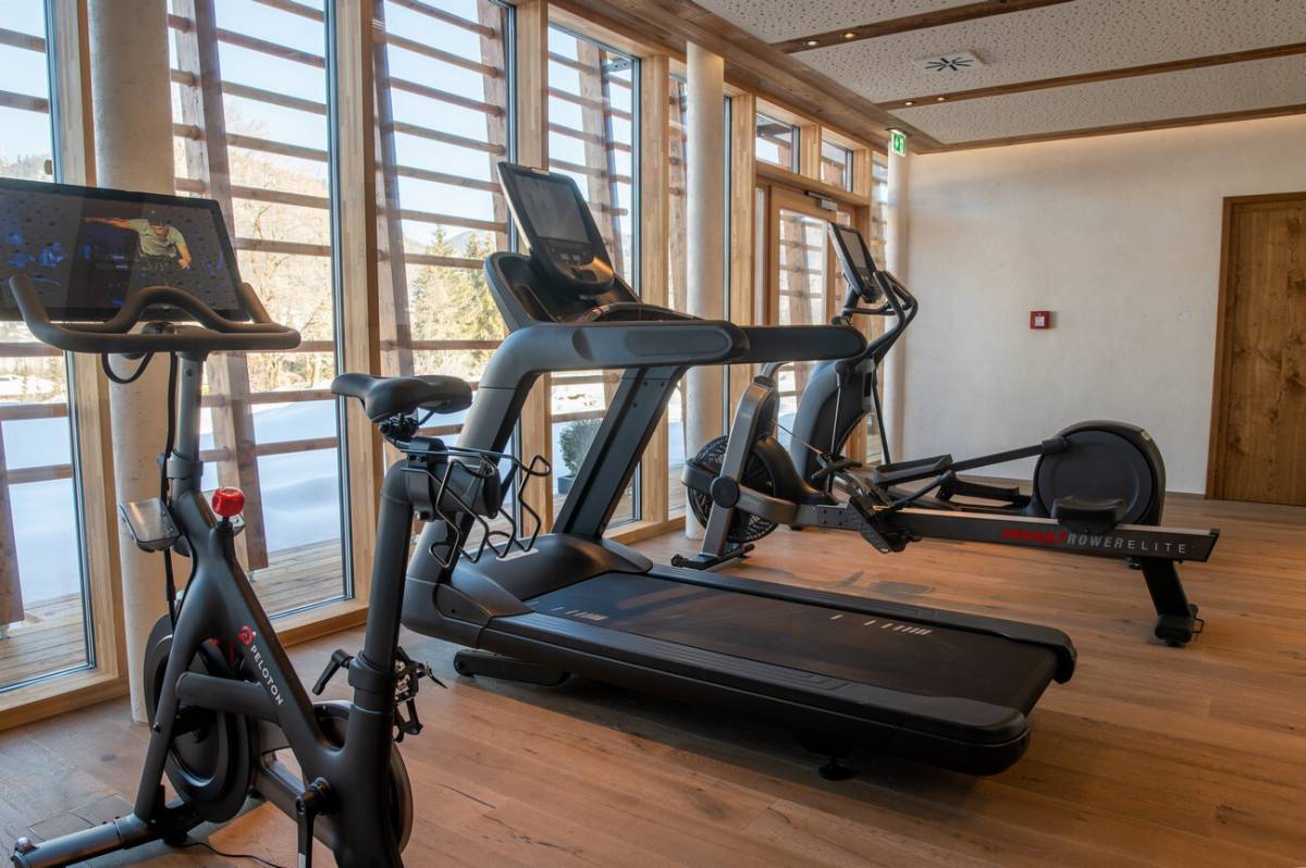 Fitness equipment is located on a glass window front and can be used with a view of Reit im Winkl
