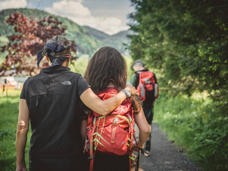Zwei Wanderer nahe des Wanderhotels in Bayern 