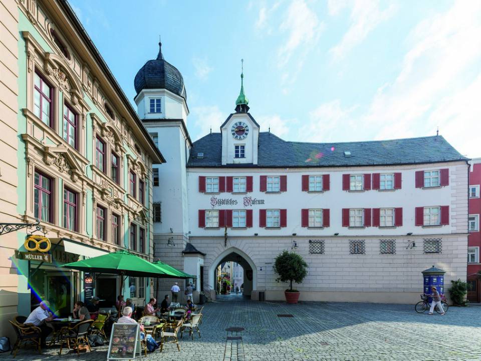 Nahaufnahme einer malerischen Fußgängerzone in Rosenheim mit Geschäften, Cafés und Restaurants