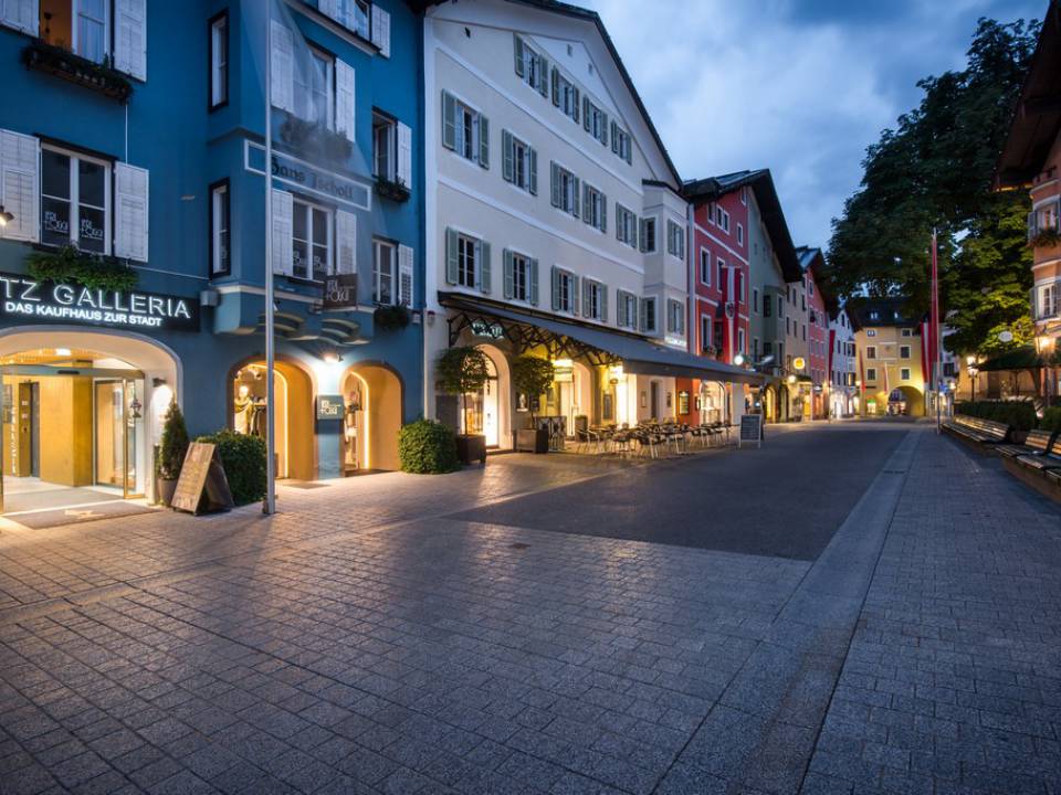 Eine Einkaufsstraße mit Geschäften, Restaurants und Cafés in Kitzbühel