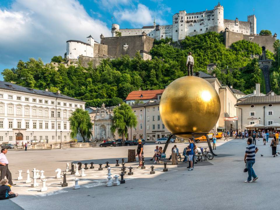 Blick auf den Marktplatz von Salzburg und die dahinter liegende Burg
