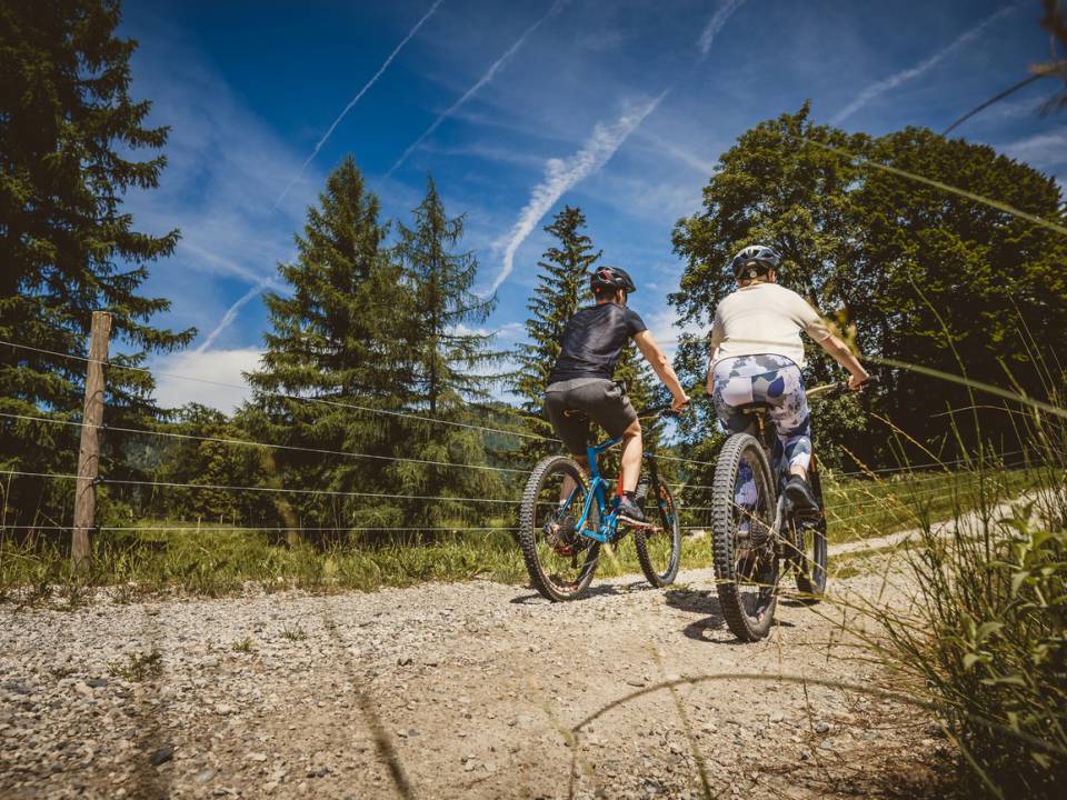 Zwei Radfahrer bei ihrer Biketour im Radurlaub in Bayern