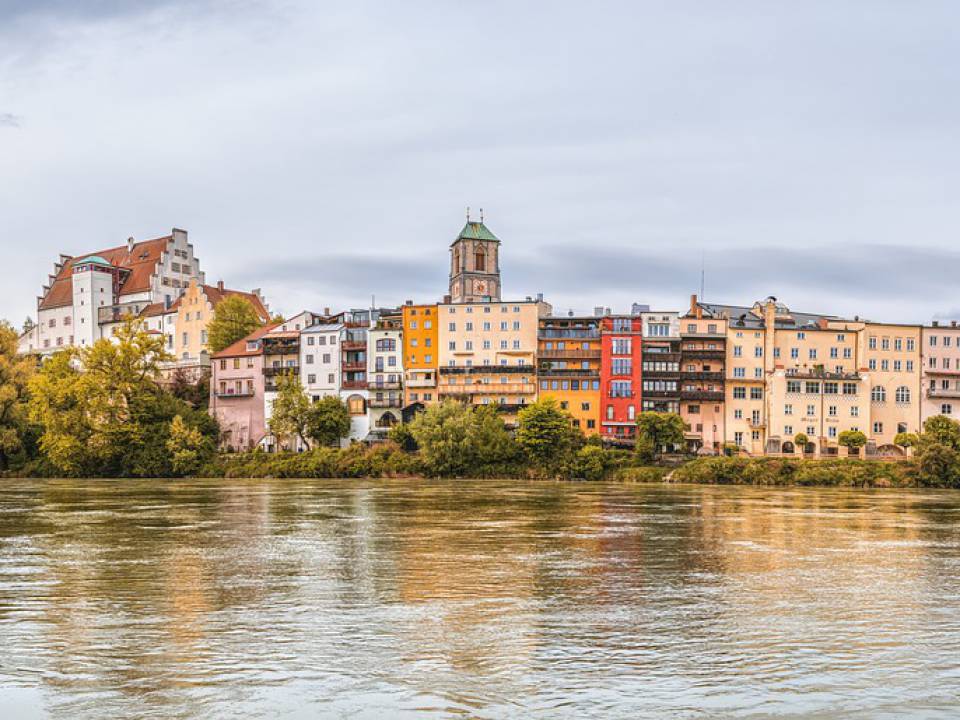 Blick auf die bunten Häuser der Stadt Wasserburg am Inn und den vorbeilaufenden Fluss