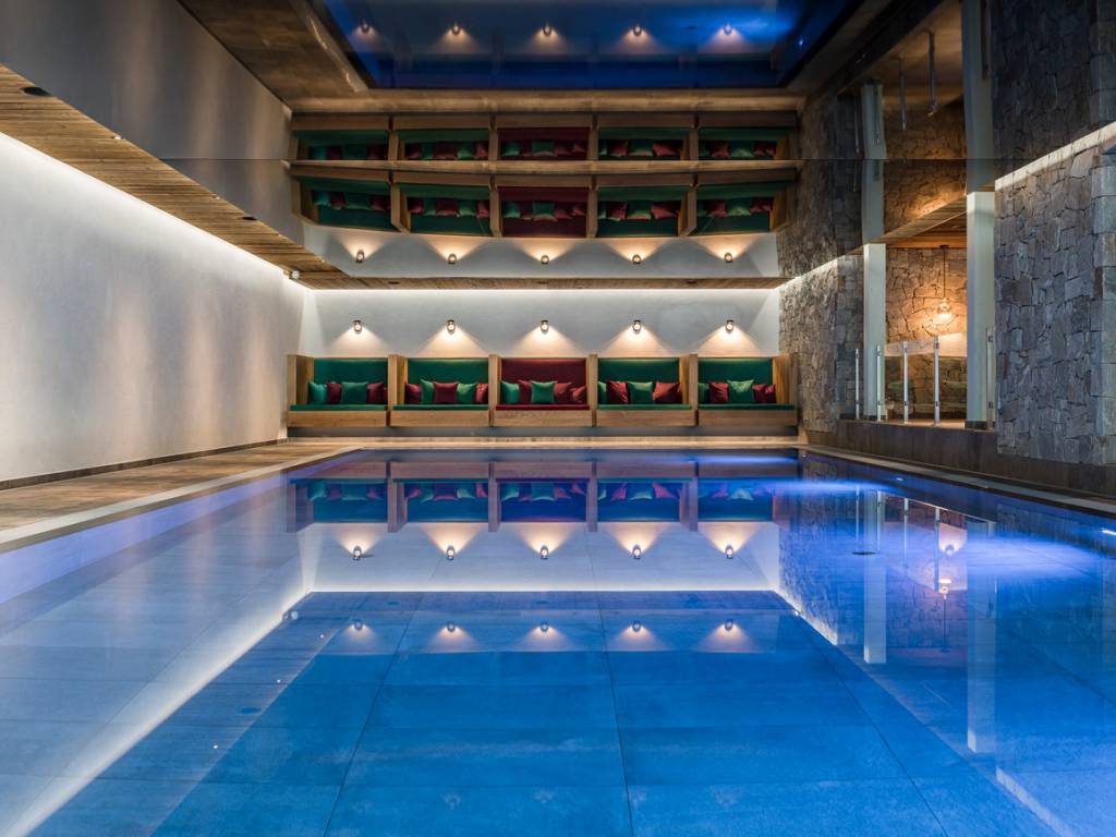 Am Ende eines länglichen Pools befinden sich fünf breite Liegemöglichkeiten