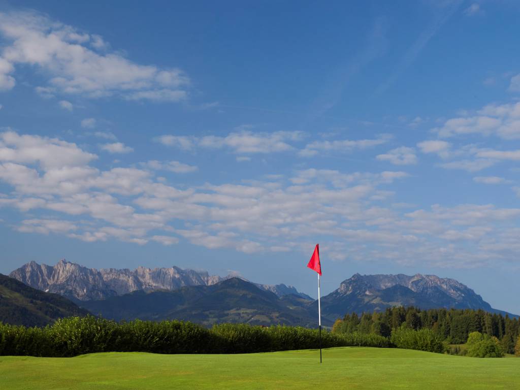 Abschlag ins Kaisergebirge vom Golfplatz Reit im Winkl