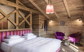 Edler Schlafbereich mit Doppelbett eines Chalets