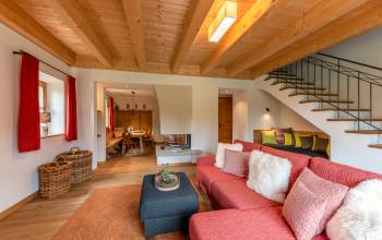 Edles Interieur der Maisnoette-Suite mit Sofa und Treppe zu den Schlafzimmern