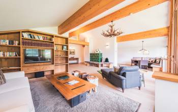 Heller und großzügiger Wohnbereich in der Penthouse-Suite
