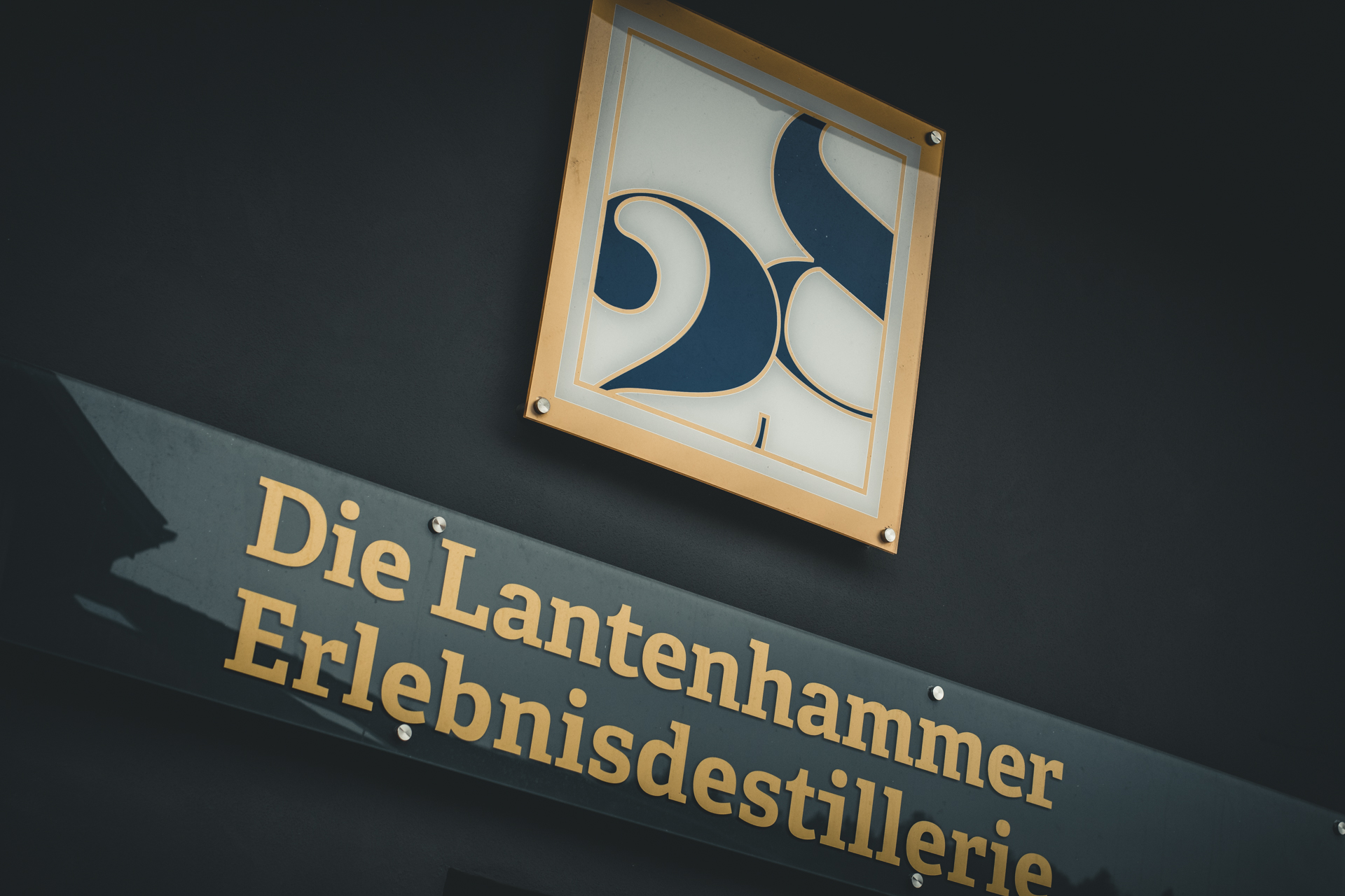 Dunkelblaues Logo der Lantenhammer Erlebnisdestillerie 