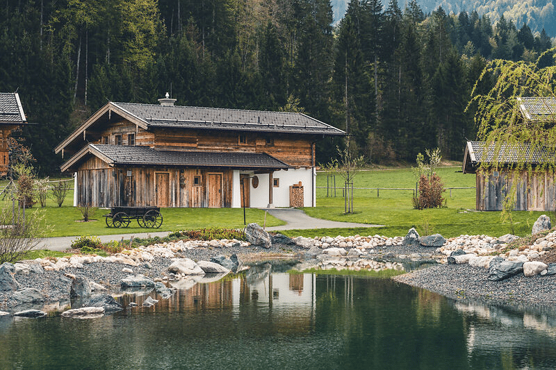 Gut Steinbach Chalet Aussenansicht Anlage Teich 3