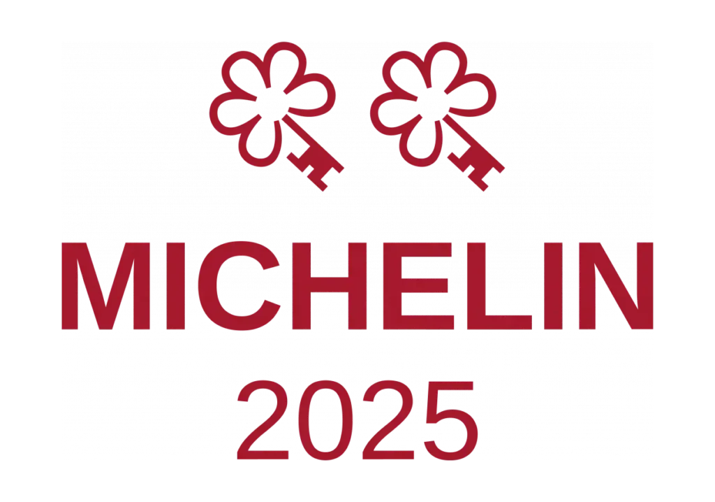 Rotes Michelin-Logo, 2025, Urlaub in den Hotel-Chalets &bdquo;Gut Steinbach&ldquo;.