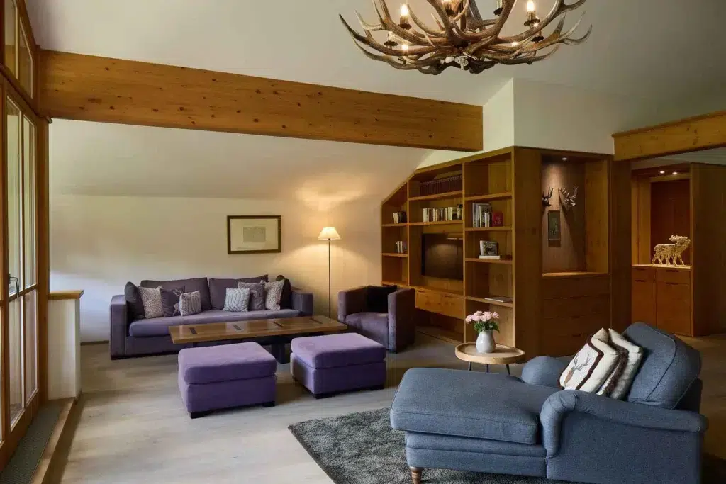 Suite mit blauen und violetten Sitzmöbeln.