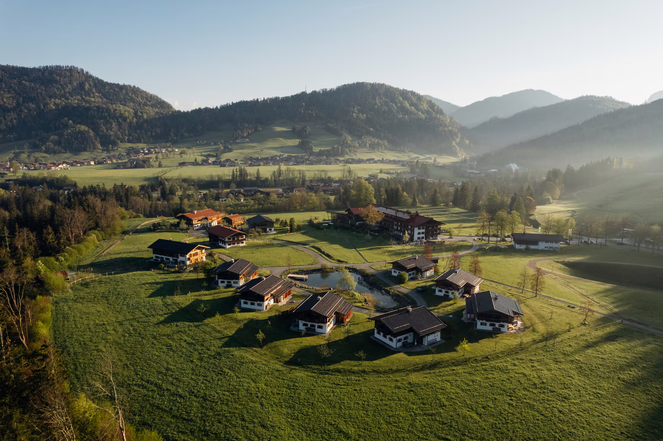 Luftaufnahme des Urlaubsziels Gut Steinbach Hotel Chalets SPA.